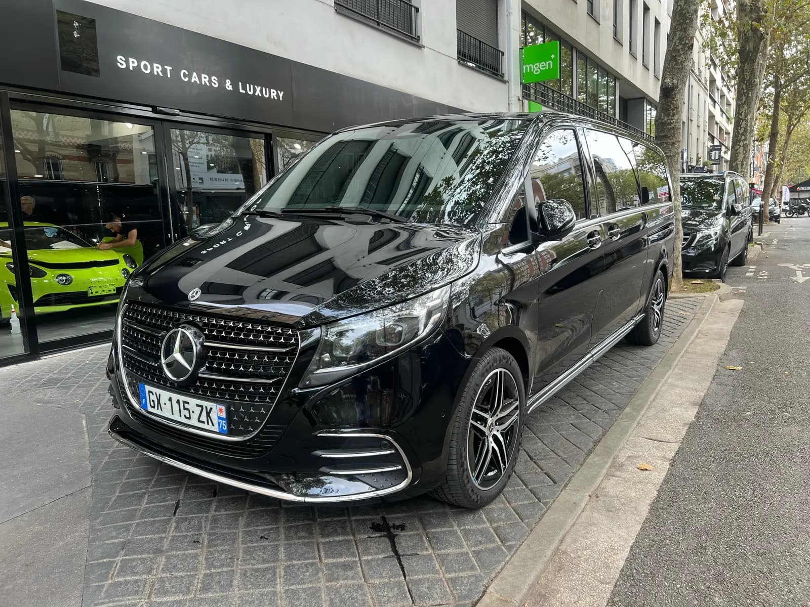 Mercedes Classe V noir stationné devant notre agence de Boulogne-Billancourt