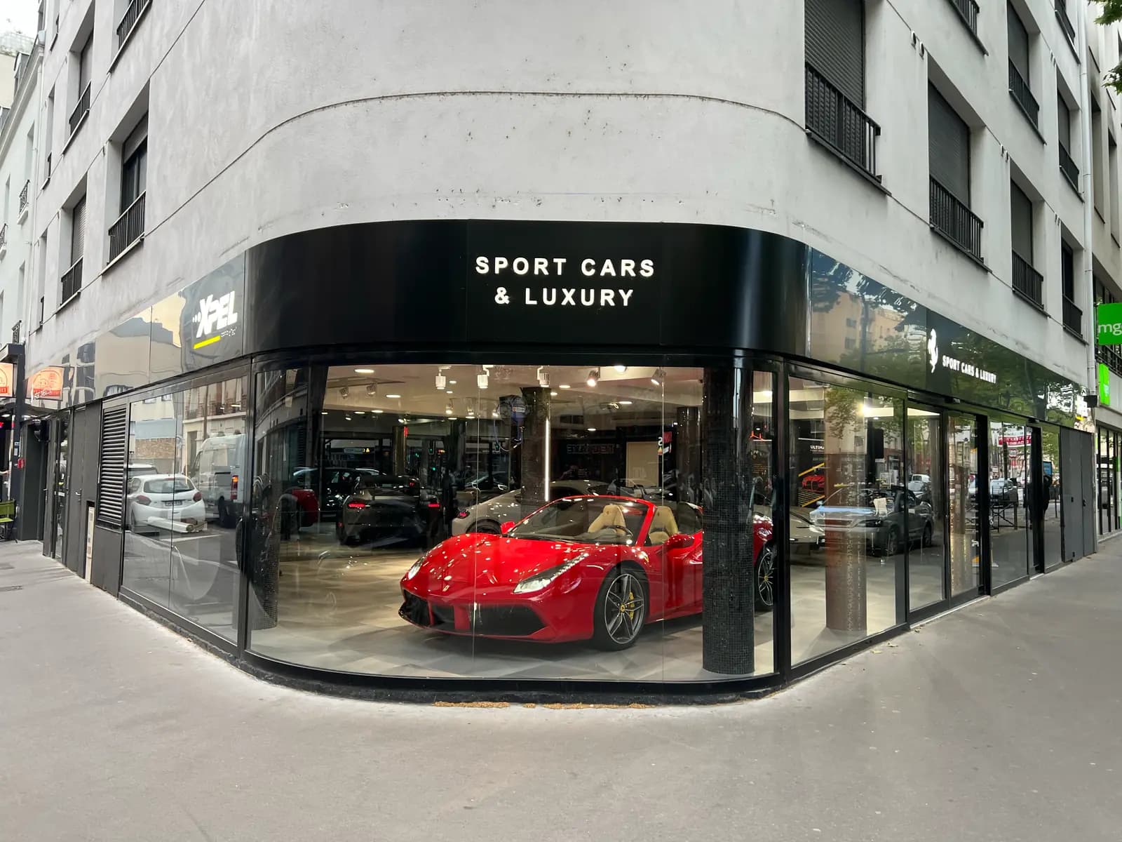 Vitrine du showroom Sport Cars & Luxury à Boulogne-Billancourt