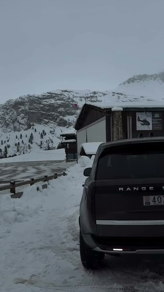 Range Rover stationné dans la neige à Courchevel