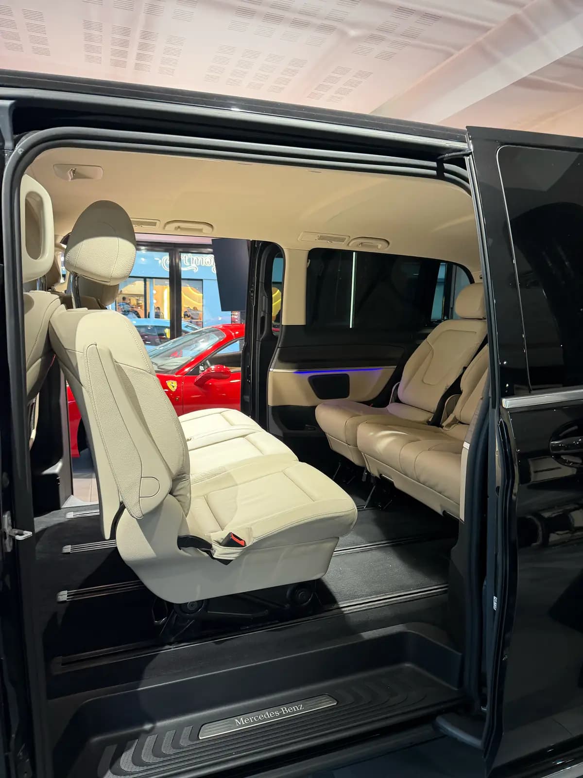 Intérieur d'un van Mercedes : siège individuel et banquette arrière aux garnitures claires
