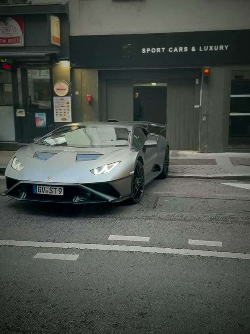 Voiture de sport sortant devant l'agence de Boulogne-Billancourt