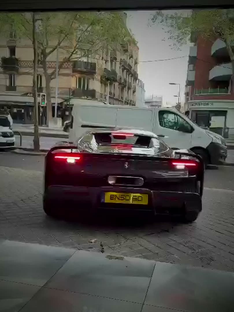 Voitures de sport devant et dans le showroom de l'agence, à Boulogne-Billancourt